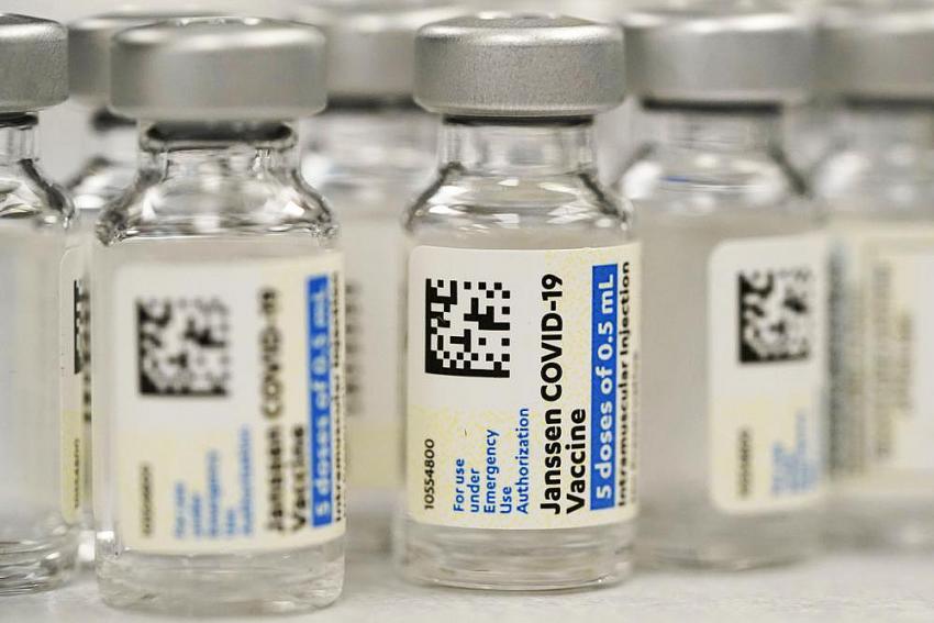 FDA, kan pıhtısı riski nedeniyle J&J'nin COVID-19 aşısını kısıtladı